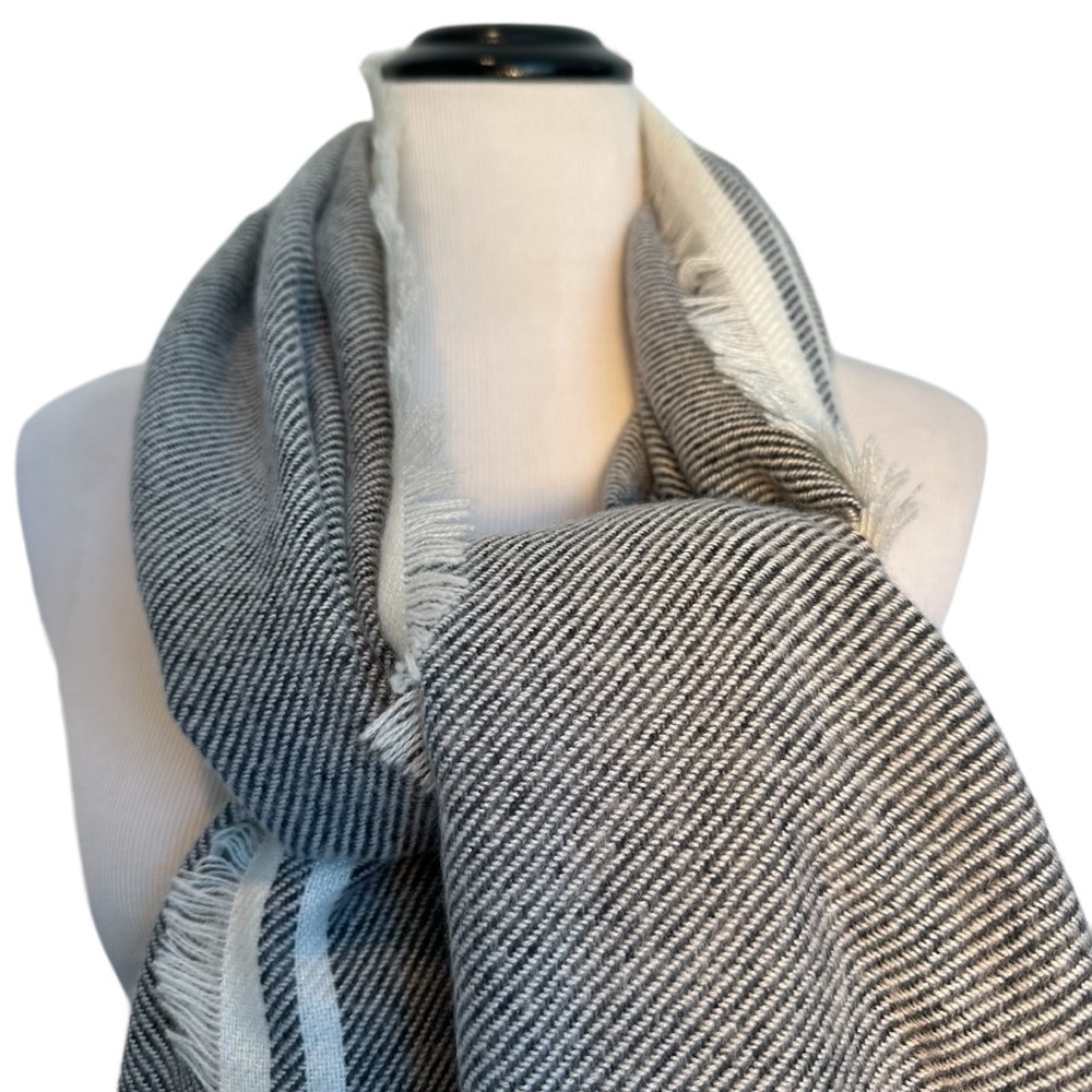 Gap blue and cream new without tag scarf. - Picture 2 of 12